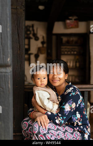 Une femme népalaise avec son bébé, Nuwacot, Népal, Asie Banque D'Images
