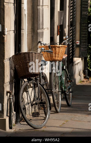 Les vélos appuyé contre un mur dans la ville de Cambridge, en Angleterre. Banque D'Images