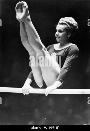 Japon, Tokyo, Jeux Olympiques 1964 : Vera Caslavska (Tchécoslovaquie). Le champion olympique de gymnastique pour les femmes. Banque D'Images