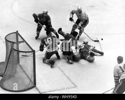 L'Autriche, Innsbruck, Jeux Olympiques d'hiver 1964 : match de hockey sur glace entre l'URSS et la Suède en finale. Banque D'Images