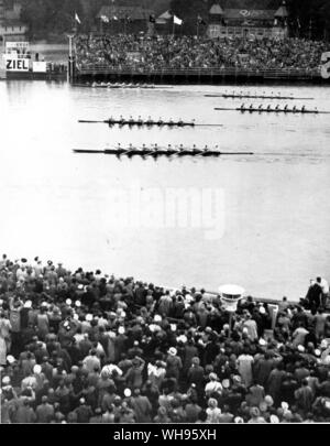 Le Huit USA gagne contre l'Italie et l'Allemagne lors des Jeux Olympiques 1936 de Berlin Banque D'Images