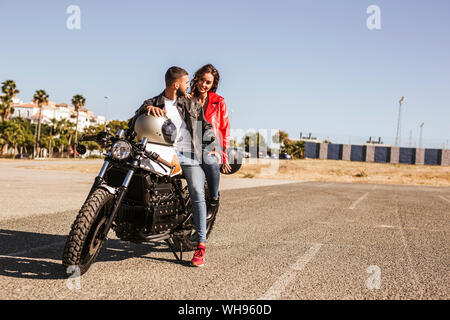 Couple assis sur moto Banque D'Images