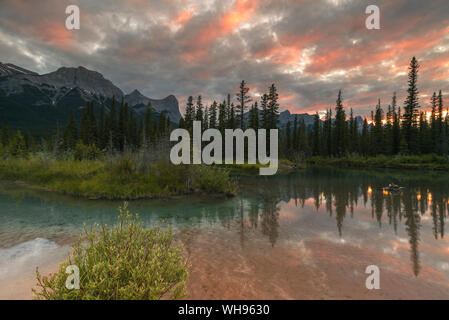 Coucher de soleil sur Ha Ling Peak et le mont Rundle au ruisseau du policier, Canmore, Alberta, Canada, Amérique du Nord Banque D'Images