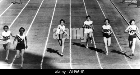 Aus., Melbourne, Jeux Olympiques, 1956 : Betty Cuthbert (Australie) remporte la finale du 200 mètres de Christa Stubnik (Allemagne). Banque D'Images