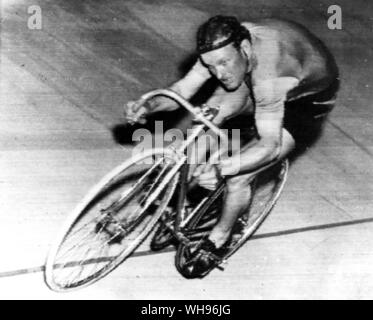 Aus., Melbourne, Jeux Olympiques, 1956 : Leandro Faggin d Italie en action pendant les Jeux olympiques de 1000 mètres, épreuve cycliste contre la montre dans laquelle il a remporté la médaille d'or.. Banque D'Images