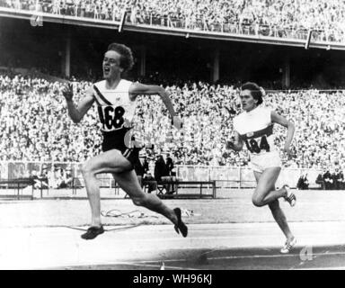 Aus., Melbourne, Jeux Olympiques, 1956 : Betty Cuthbert (Australie) à l'arrivée de la finale femmes 200m, avant de Christa Stubnik (Allemagne). Banque D'Images