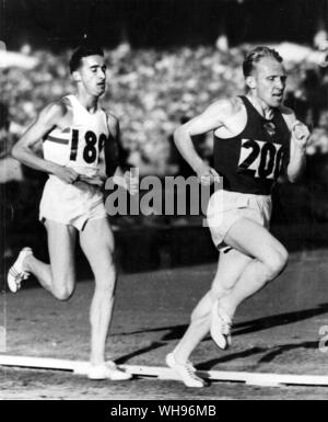 Aus., Melbourne, Jeux Olympiques, 1956 : Vladimir Kuts (droit, URSS) et Gordon Pirie dans les 10 000 mètres final. Banque D'Images