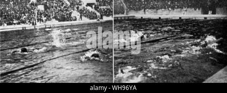 France, Paris, 1924 Jeux Olympiques : 400 mètres natation finale. Johnny Weismuller (USA) à 100 mètres (photo de gauche) et à 350 mètres (photo de droite).. Banque D'Images