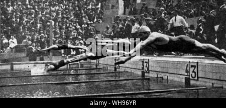 France, Paris, 1924 Jeux Olympiques : 400 mètres compétition de natation finale. l-r : Johnny Weismuller, Arne Borg, UN Charlton, Ake Borg et J. Hatfield.. Banque D'Images