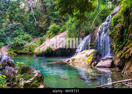 El Nicho cascade dans la sierra del Escambray mountains non loin de Cienfuegos, Cuba, Antilles, Caraïbes, Amérique Centrale Banque D'Images