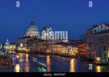 Vue de nuit du Grand Canal et de bâtiments sur Dorsoduro avec Santa Maria della Salute (Basilique de Sainte Marie de la santé), l'UNESCO, Venise, Vénétie, Italie Banque D'Images