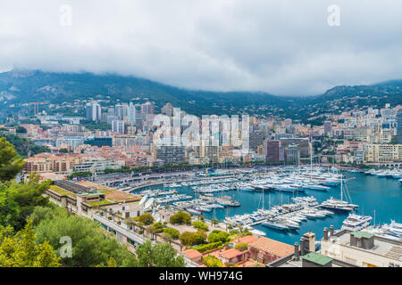 Une vue sur le port de Monte Carlo, le Port Hercule à Monte Carlo, Monaco, Cote d Azur, French Riviera, France, Europe Méditerranéenne Banque D'Images