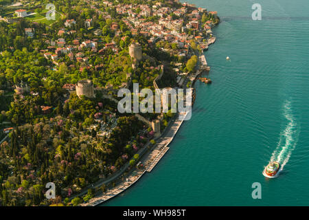 Rumli Rumelian Hisar (château) (Rumelihisari) colline forteresse du xve siècle avec plusieurs tours, sentiers de randonnée et d'une vue sur l'eau, Istanbul, Turquie Banque D'Images