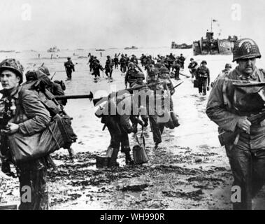 La guerre, LA DEUXIÈME GUERRE MONDIALE : les troupes américaines aller à terre sur les plages de Normandie pour l'invasion de l'Europe. Banque D'Images