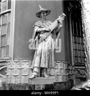 L'un des chiffres dorés par Benkert et Heymuller Haus à l'extérieur de l'Chinesisches Sans Souci, Potsdam. Voir aussi la plaque de couleur inférieur face à la page 141 Banque D'Images