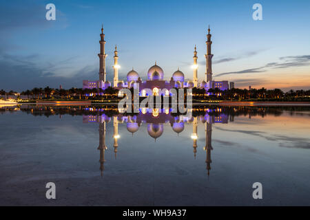 Mosquée Sheikh Zayed Bin Sultan Al Nahyan, Abu Dhabi, Émirats arabes unis, Moyen Orient Banque D'Images