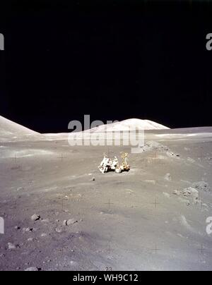 L'espace/astronautes sur la lune. Apollo 17, Schmitt avec lunar rover. Banque D'Images