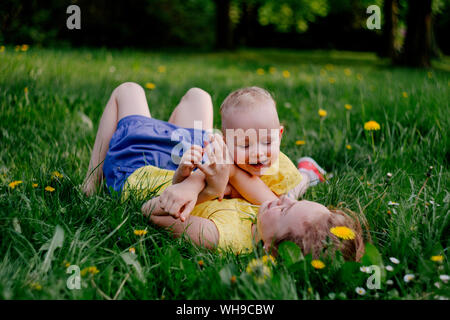 Deux soeurs de jouer ensemble sur flower meadow Banque D'Images