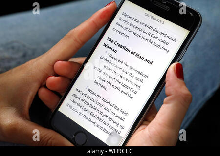 Une lecture chrétienne de la Bible en anglais numérique sur un smartphone, le Vietnam, l'Indochine, l'Asie du Sud-Est, Asie Banque D'Images