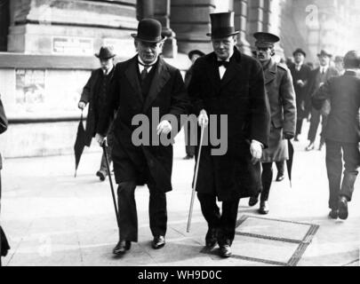 Sir Winston Churchill (1874-1965) avec David Lloyd George, 1916. Lloyd George a été premier ministre pendant la guerre mondiale 1 et Churchill est le premier lord de l'amirauté.. Banque D'Images