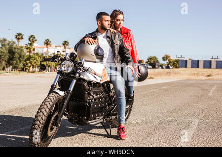 Couple en moto à la recherche à distance Banque D'Images