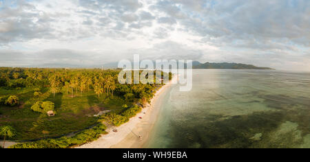 Plage au coucher du soleil, Gili Air, Gili Trawangan, Lombok, Indonésie, région sud-est de l'Asie, l'Asie Banque D'Images