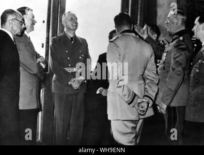 La montée et la chute de l'État nazi. Hitler (1889 - 1945) divertit friendly diplomates et membres du parti à sa forteresse de montagne dans la région de Berchtesgaden. Il est avec des diplomates des nations unies qui ont lancé de leur sort avec les Allemands que les hostilités ont éclaté en Europe. Par des menaces et pressions politiques, les nations de l'Europe centrale et les Balkans ont été placés sous domination nazie. En outre, le Japon a collaboré avec Hitler et Mussolini dans la planification d'un programme de domination mondiale. De gauche à droite : Paul Comte Teleki, Premier Ministre de la Hongrie. Adolf Hitler. Le ministre allemand des affaires étrangères, von Ribbentrop. Count Banque D'Images
