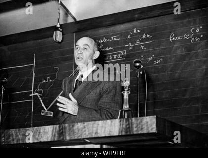 25 Octobre 1949 : Atomic Scientist et lauréat du Prix Nobel, le Professeur Enrico Fermi (1901-1954). Physicien d'origine italienne qui a prouvé e existence de nouveaux éléments radioactifs produits par le bombardement par des neutrons, et découvert des réactions nucléaires produites par les neutrons de faible énergie. Banque D'Images