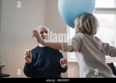 Heureux grand-père et petit-fils de jouer avec des ballons à la maison Banque D'Images