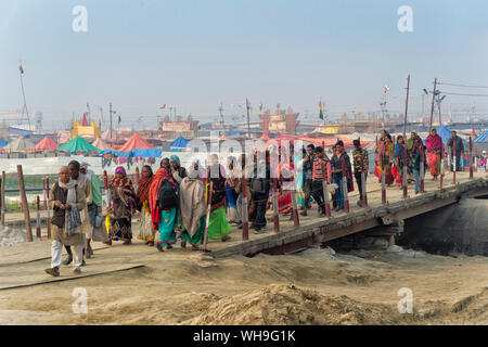 Pèlerins traversant le Gange sur un pont temporaire, Allahabad Allahabad, Kumbh Mela, Uttar Pradesh, Inde, Asie Banque D'Images