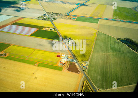 Vue aérienne de vert des champs cultivés, de fermes et une route dans le Queensland, Australie Banque D'Images