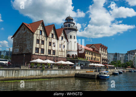 Village de pêcheurs le long de la rivière Pregel, Kaliningrad, Russie, Europe Banque D'Images