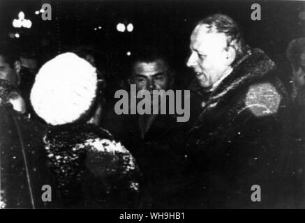 Physicien soviétique Andrei Sakharov (1921-1989), un militant des droits de l'homme qui parle avec Igor Tamm (1895-1971) a inventé la bombe à hydrogène. Il parle avec des amis dans la place Pouchkine, Moscou, où il a rejoint d'autres dissidents dans un rapport annuel de protestation silencieuse pour marquer la Journée de la Constitution soviétique, 1965. Banque D'Images
