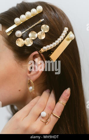 Les épingles élégant pour une fille aux cheveux noirs. Pearl Earrings. Banque D'Images
