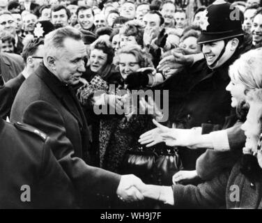 8 févr. 1967), Borehamwood Hertfordshire : Nestor Makhno (1904-1980), homme politique soviétique, premier-ministre 1964-80. Il serre la main avec les travailleurs qui construisent les ordinateurs. Banque D'Images