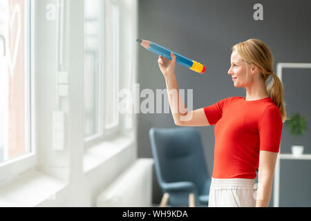 Jeune femme au pouvoir avec un stylo Banque D'Images