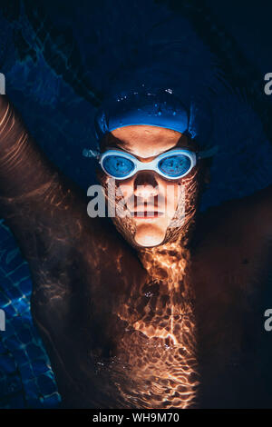 Portrait de jeune nageuse paralympique flottant sur l'eau dans une piscine Banque D'Images