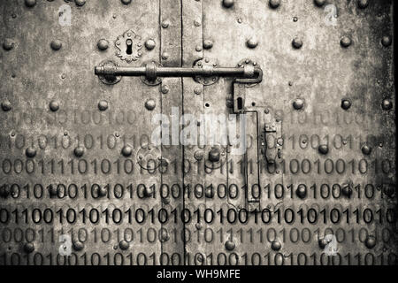 Fichier de code secret de droit contre un vieux concept de porte en métal rouillé Banque D'Images