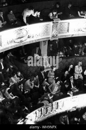 Mai 1968 : les émeutes de Paris : Les étudiants dans l'Odeon à Paris, où ils ont pris la relève. Banque D'Images