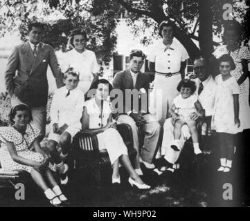 La famille de Joseph et Rose Kennedy à Hyannis Port 1934 De gauche à droite l'article Joe Jr, qui a été tué dans la seconde guerre mondiale, Kathleen qui a été tué dans un accident d'avion en 1948 JFK (assis) Rosemary ; Eunice. De gauche à droite, assis, Patricia Robert, Rose, Joseph avec Edward et Jean Banque D'Images