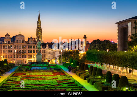 Cityscape au coucher du soleil, le Mont des Arts Jardin éclairé, Bruxelles, Belgique, Europe Banque D'Images