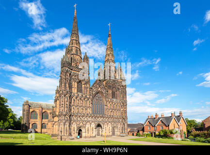 La Cathédrale de Lichfield avant l'ouest avec des gravures de St. Chad, Saxon et Norman King, Lichfield, Staffordshire, Angleterre, Royaume-Uni, Europe Banque D'Images