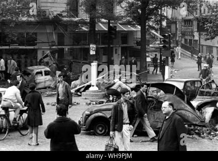 25 Mai 1968 : les émeutes de Paris. Des voitures qui ont été renversées et ont mis le feu à pendant les émeutes. La police avait reçu l'ordre de sévir par le Premier Ministre, Georges Pompidou. Banque D'Images