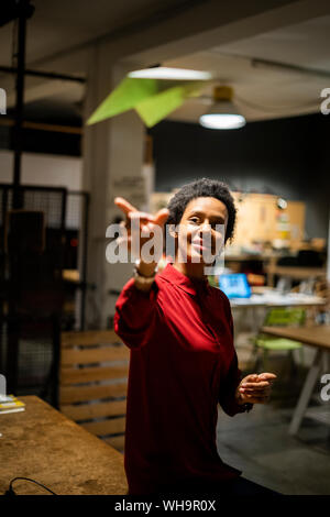 Businesswoman plane in office Banque D'Images