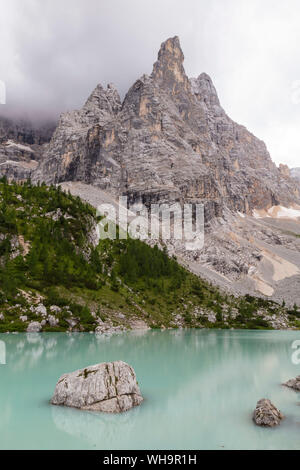 Sorapiss lac glaciaire et le doigt de Dieu de la montagne, dans l'arrière-plan, Dolomites, Alpes orientales, Vénétie, Italie, également connecté avec Sorapis ou Banque D'Images