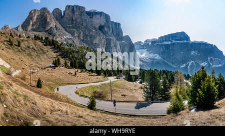 Route du col de la montagne, Gardena Pass, Groupe du Sella, Dolomites, Tyrol du Sud, Italie Banque D'Images