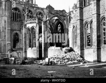 1ère Bataille d'Ypres en 1914. De la cathédrale Saint Martin, Ypres sont progressivement détruits par shell-le-feu, novembre 1914. Banque D'Images