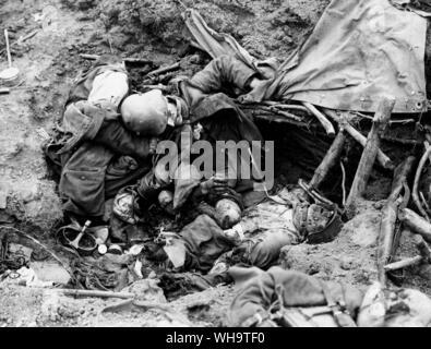 Bataille d'Ypres, 1917. Les Allemands morts dans une tranchée. Chaque côté a perdu environ 250 000 tués, blessés ou portés disparus en trois mois et demi de combats. Banque D'Images