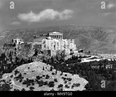 L'acropole, un grand rocher au sud d'Athènes, l'ours reste de temples et les murs de la pré-grec et le sixième siècle jours. Cimon a construit les grands murs au début du cinquième siècle et les principaux bâtiments ont été érigés sous la direction de Périclès après 450 av. Banque D'Images