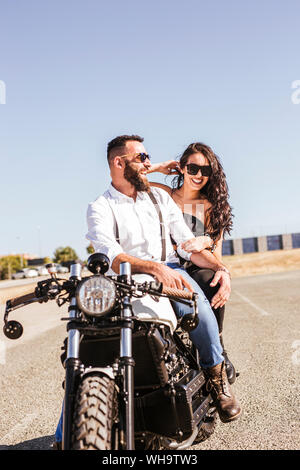 Portrait of Laughing Man sur moto Banque D'Images